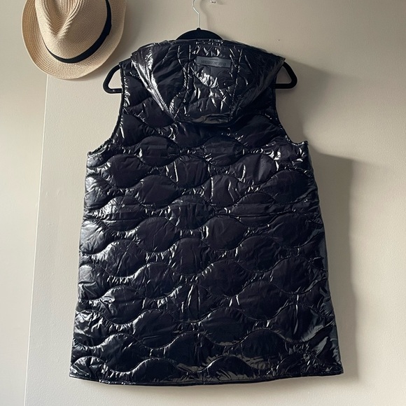 ILSE JACOBSEN GLOSSY QUILTED VEST | BLACK
Sizes 6 and 8 - Picture 2 of 10